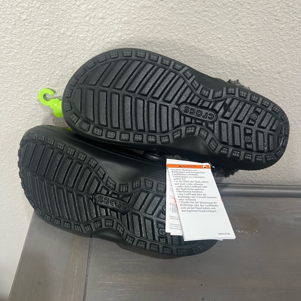 CROCS Classic Fleece Lined Black Clogs (NWT!!) - Picture 6 of 7